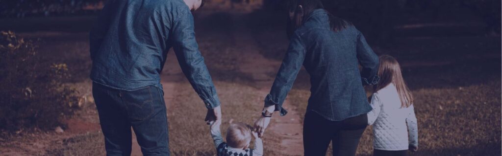 family consisting of mom, dad and 2 children as they navigate through child custody & parenting arrangements in brisbane